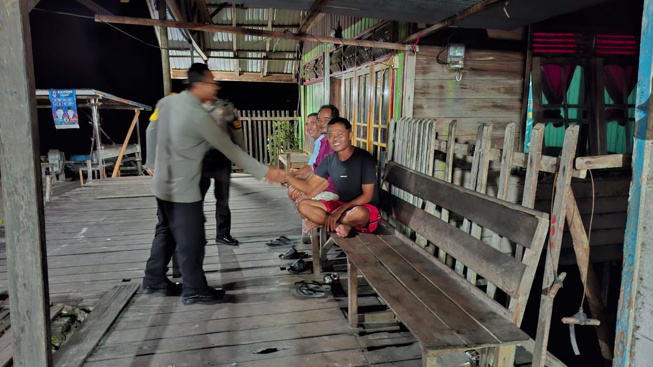 Dalam Patroli Sambang, Polsek Bukit Batu Ajak Warga Tangkiling Jaga Keamanan Lingkungan