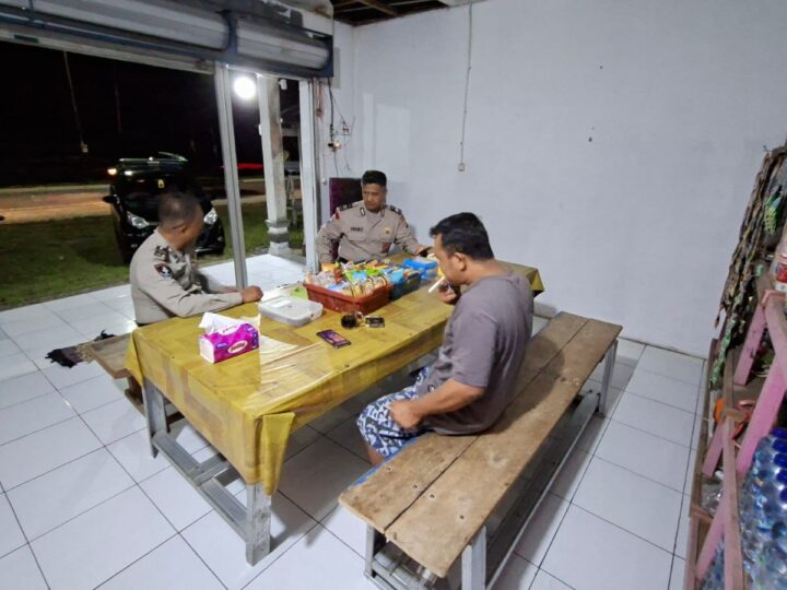 Sembari Ngopi di Tumbang Tahai, Polsek Bukit Batu Sampaikan Nomor Layanan 110