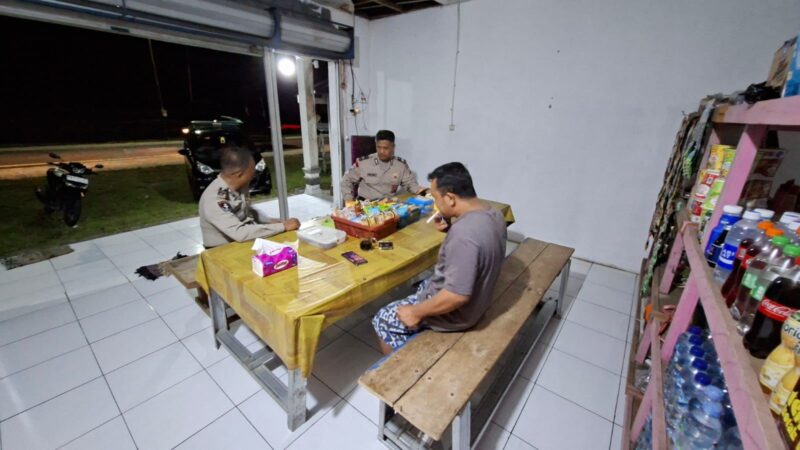 Sembari Ngopi di Tumbang Tahai, Polsek Bukit Batu Sampaikan Nomor Layanan 110