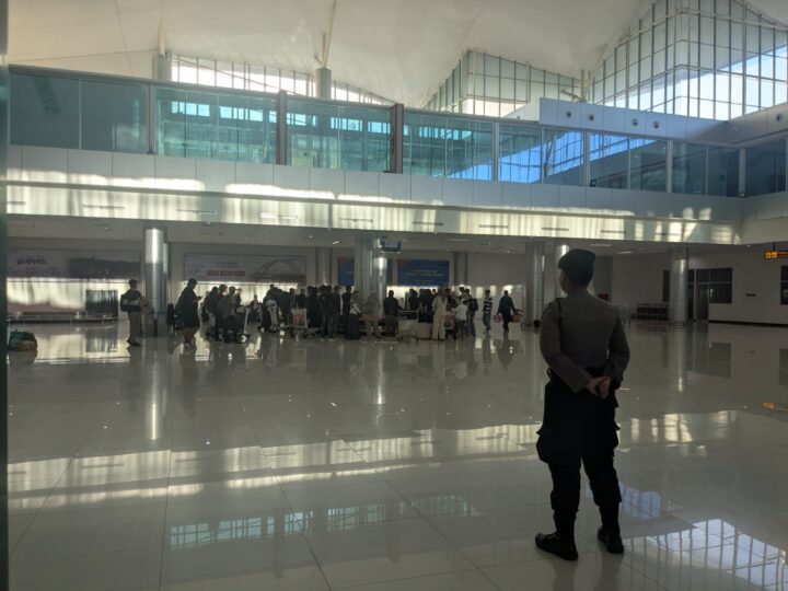 Demi Rasa Aman, Personel Satpamobvit Polresta Palangka Raya Jaga di Bandara Tjilik Riwut