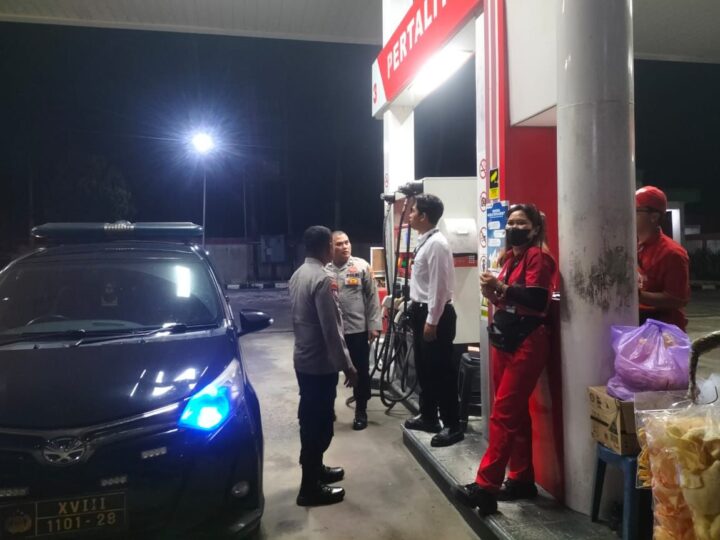 Kedepankan Sikap Humanis, Patroli Piket Polsek Bukit Batu Kunjungi SPBU