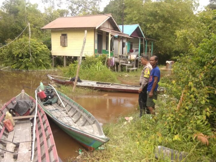 Bhabinkamtibmas Marang Pantau Kenaikan Debit Sungai Rungan, Air Mulai Berangsur Surut