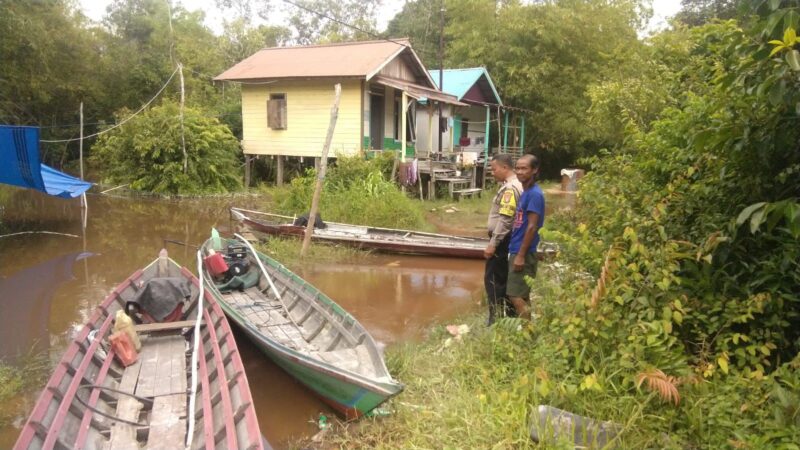 Bhabinkamtibmas Marang Pantau Kenaikan Debit Sungai Rungan, Air Mulai Berangsur Surut