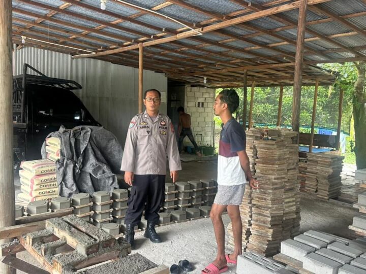 Di Percetakan Batako, Polsek Bukit Batu Sampaikan Nomor Aduan 110 dengan Humanis