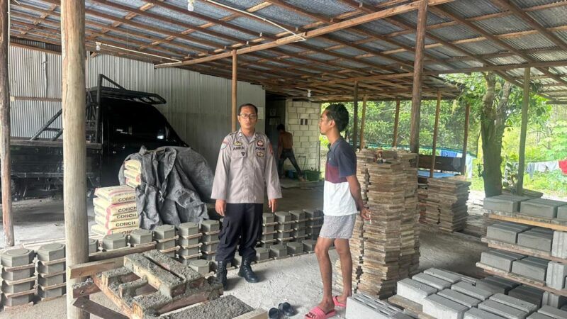 Di Percetakan Batako, Polsek Bukit Batu Sampaikan Nomor Aduan 110 dengan Humanis