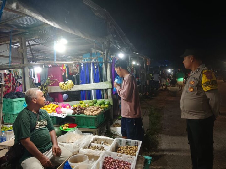 Ketika di Pasar Malam, Polsek Rakumpit Sampaikan Nomor Layanan 110 untum Warga