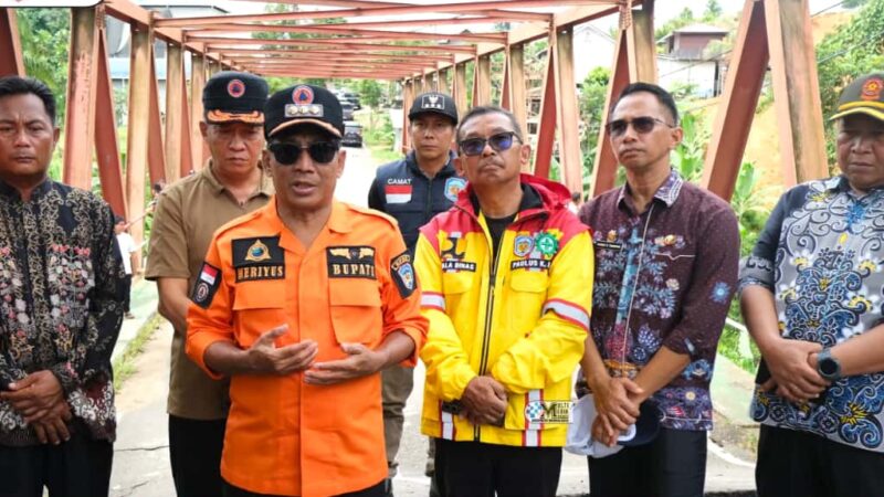 Bupati Heriyus Tinjau Jembatan Rusak Akibat Banjir dan Longsor