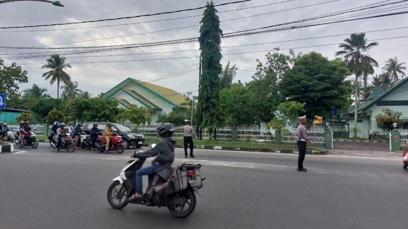Personel Polsek Pahandut Laksanakan Pengaturan Lalu Lintas Pagi di Jl. A. Yani untuk Wujudkan Kamseltibcar