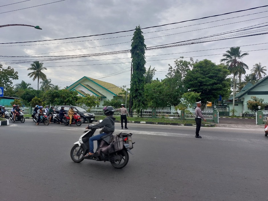 Personel Polsek Pahandut Laksanakan Pengaturan Lalu Lintas Pagi di Jl. A. Yani untuk Wujudkan Kamseltibcar