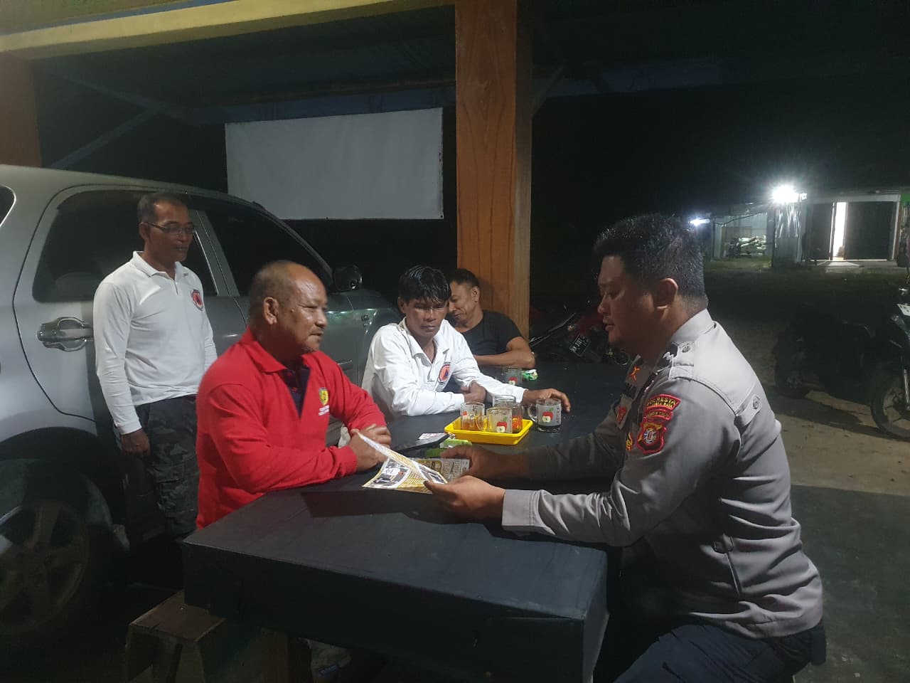 Patroli Dialogis Polsek Rakumpit Jalin Kedekatan dengan Warga di Warung