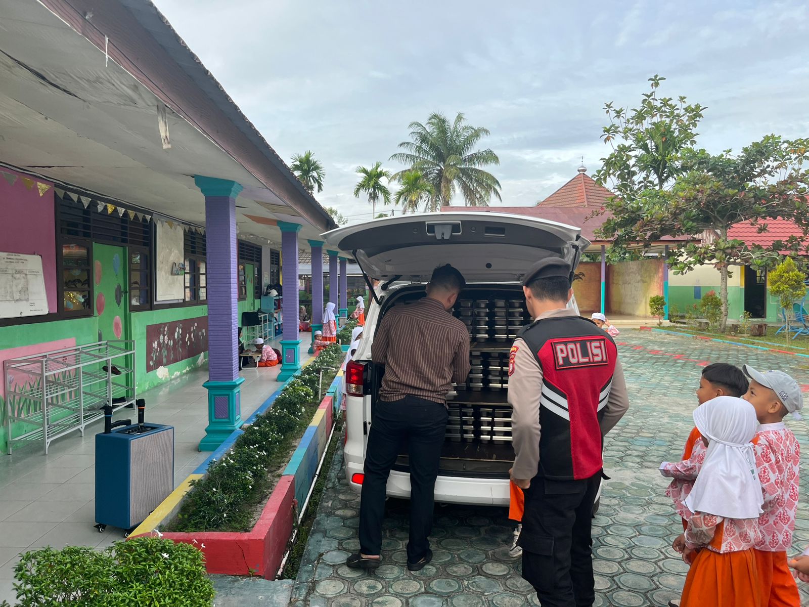 Pastikan Lancar, Satsamapta Dampingi Distribusi MBG dari SPPG Polresta Palangka Raya