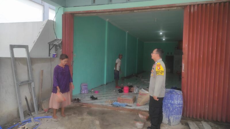 Bhabinkamtibmas Polsek Bukit Batu Sapa Warga di Banturung, Ajak Waspada Tindak Pidana