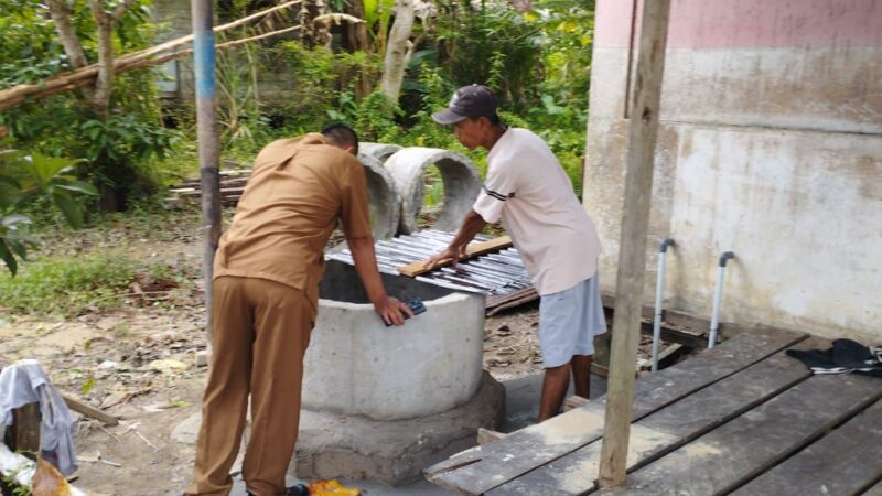 Bhabinkamtibmas Polsek Sabangau Dampingi Pengecekan Bantuan Air Bersih di Bereng Bengkel