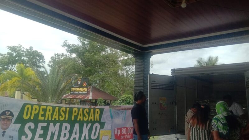 Jelang Nataru, Polsek Rakumpit Dampingi Operasi Pasar Sembako untuk Warga