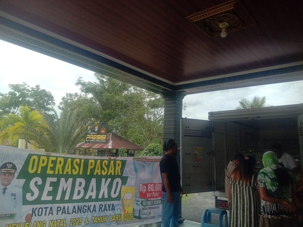 Jelang Nataru, Polsek Rakumpit Dampingi Operasi Pasar Sembako untuk Warga