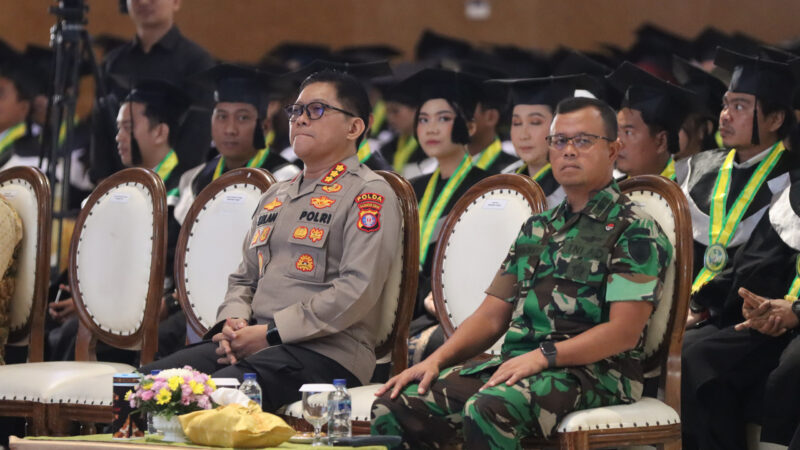 Dukung Dunia Pendidikan, Kabidhumas Polda Kalteng Hadiri Wisuda Mahasiswa UPR