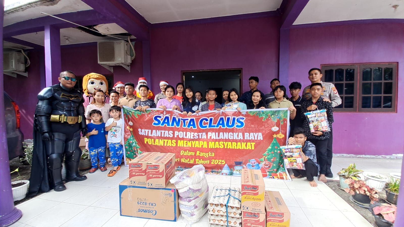 Santa Claus Satlantas Polresta Palangka Raya Tebar Kasih Lewat Bakti Sosial Natal