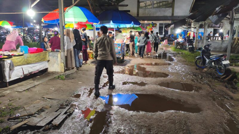 Polsek Sabangau Bagikan Pesan Kamtibmas di Pasar Rakyat Kalampangan