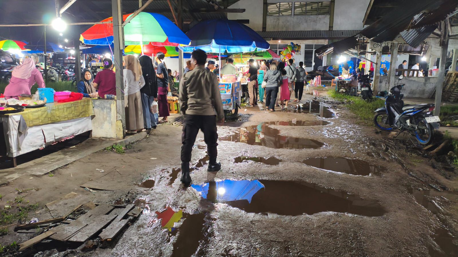 Polsek Sabangau Bagikan Pesan Kamtibmas di Pasar Rakyat Kalampangan