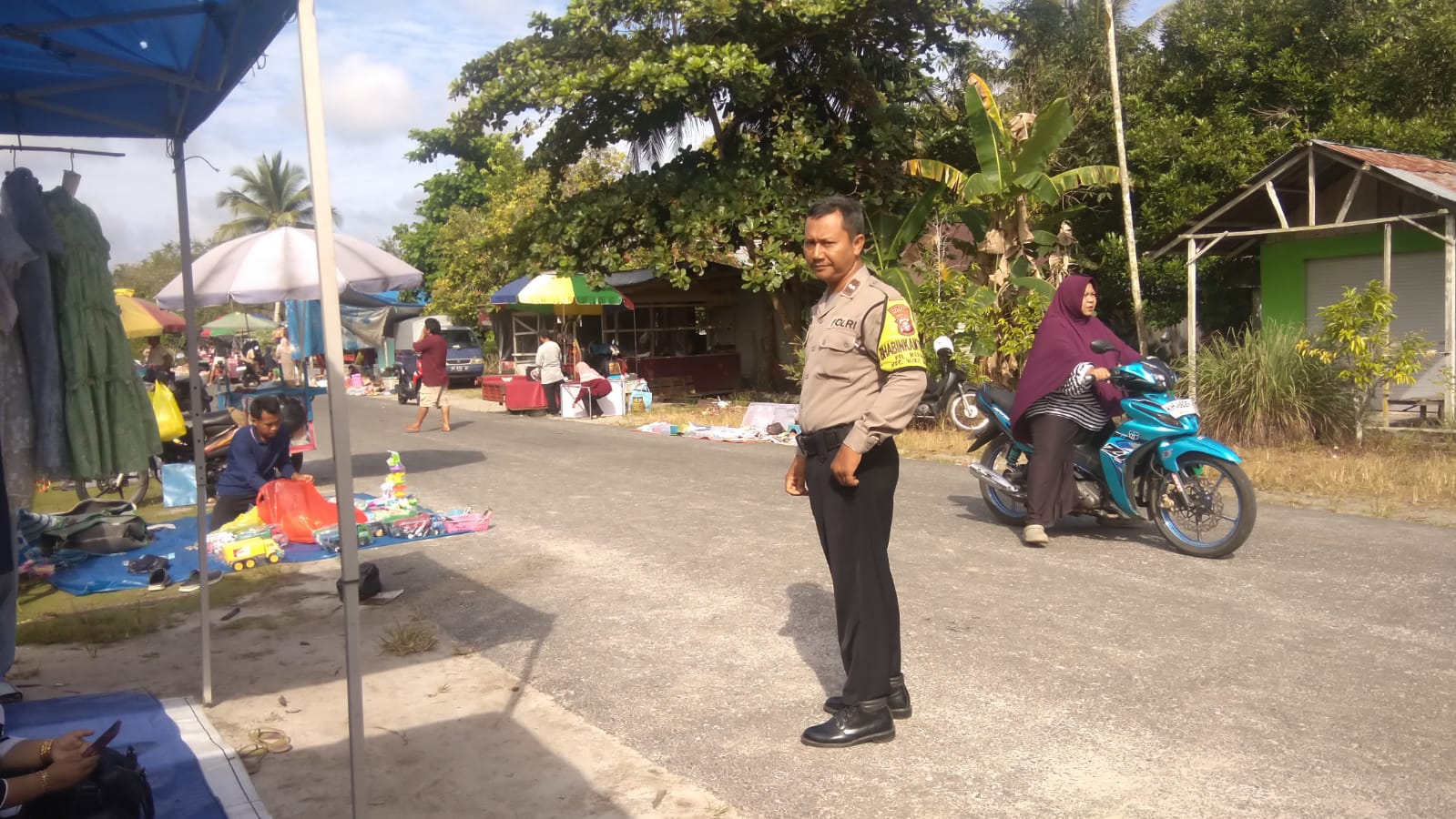 Tinjau Pasar Dadakan, Bhabinkamtibmas Polsek Bukit Batu Pantau Kamtibmas di Marang