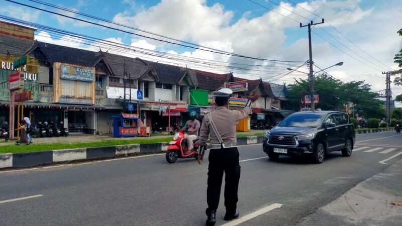 Unit Lantas Polsek Pahandut Laksanakan Pengaturan Lalu Lintas Saat Jam Pulang Sekolah