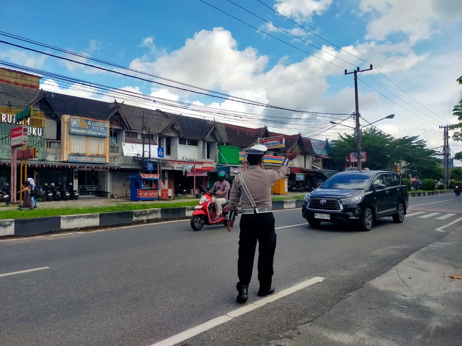 Unit Lantas Polsek Pahandut Laksanakan Pengaturan Lalu Lintas Saat Jam Pulang Sekolah