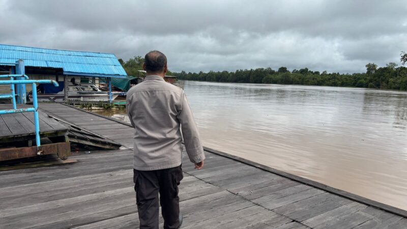 Pantau Debit Sungai Rungan, Polsek Bukit Batu Imbau Warga Tetap Waspada