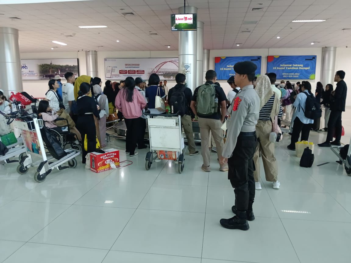 Momen Nataru, Satpamobvit Polresta Palangka Raya Jaga Arus Penumpang di Bandara Tjilik Riwut