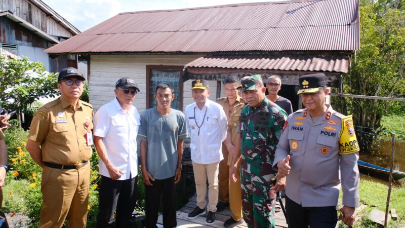 Wujudkan Kesejahteraan Masyarakat, Kapolda Kalteng Dampingi Gubernur Tinjau Lokasi Bedah Rumah di Katingan