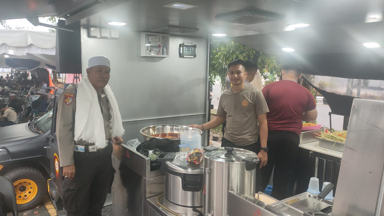 Polda Kalteng Sediakan Dua Randurlap dan Berikan Layanan Kesehatan Gratis untuk Jamaah Haul Guru Sekumpul di Kalsel