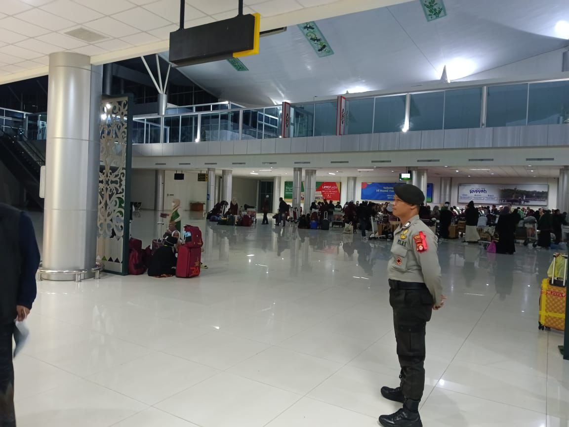 Anggota Satpamobvit Polresta Palangka Raya Tingkatkan Keamanan di Bandara Tjilik Riwut