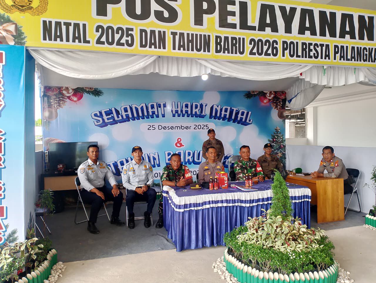 Pastikan Keamanan Pengunjung, Personel Operasi Lilin Telabang Jaga di Pos Pelayanan Duta Mall