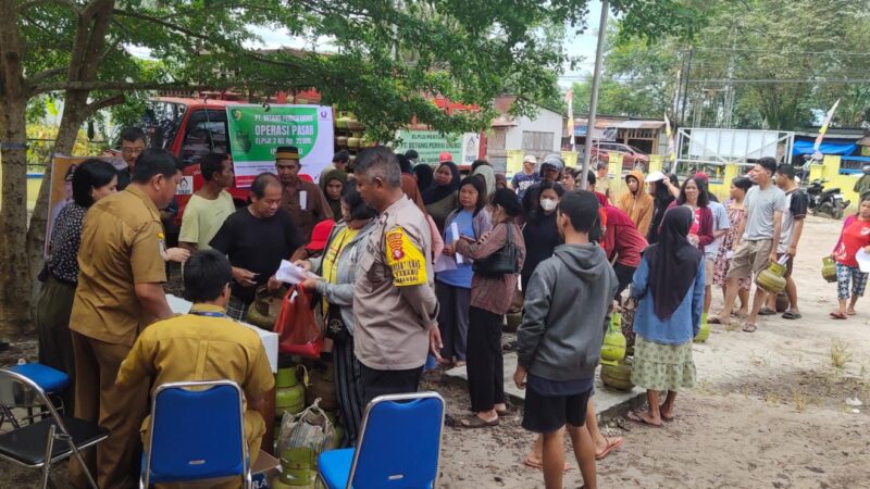 Bhabinkamtibmas Polsek Sabangau Pantau Operasi Pasar Elpiji 3 Kg di Kelurahan Sabaru