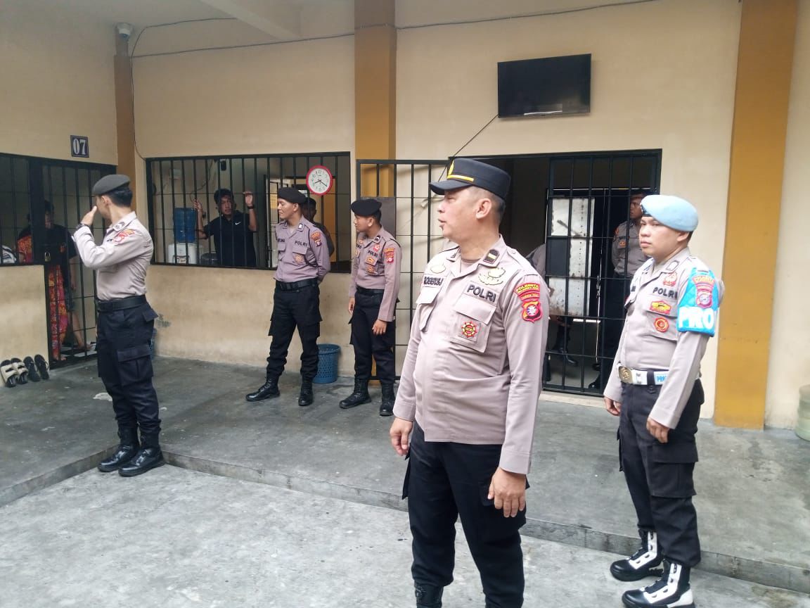 Jaga Keamanan Internal, SPKT Polresta Palangka Raya Laksanakan Pengecekan Rutin Ruang Tahanan
