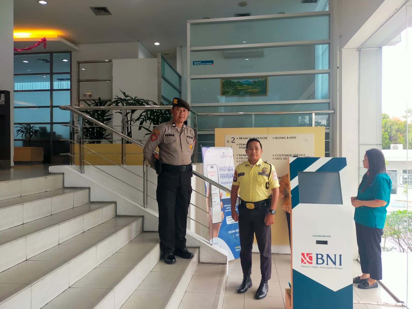 Saat Jaga di Bank, Satpamobvit Polresta Palangka Raya Kedepankan Sikap Humanis