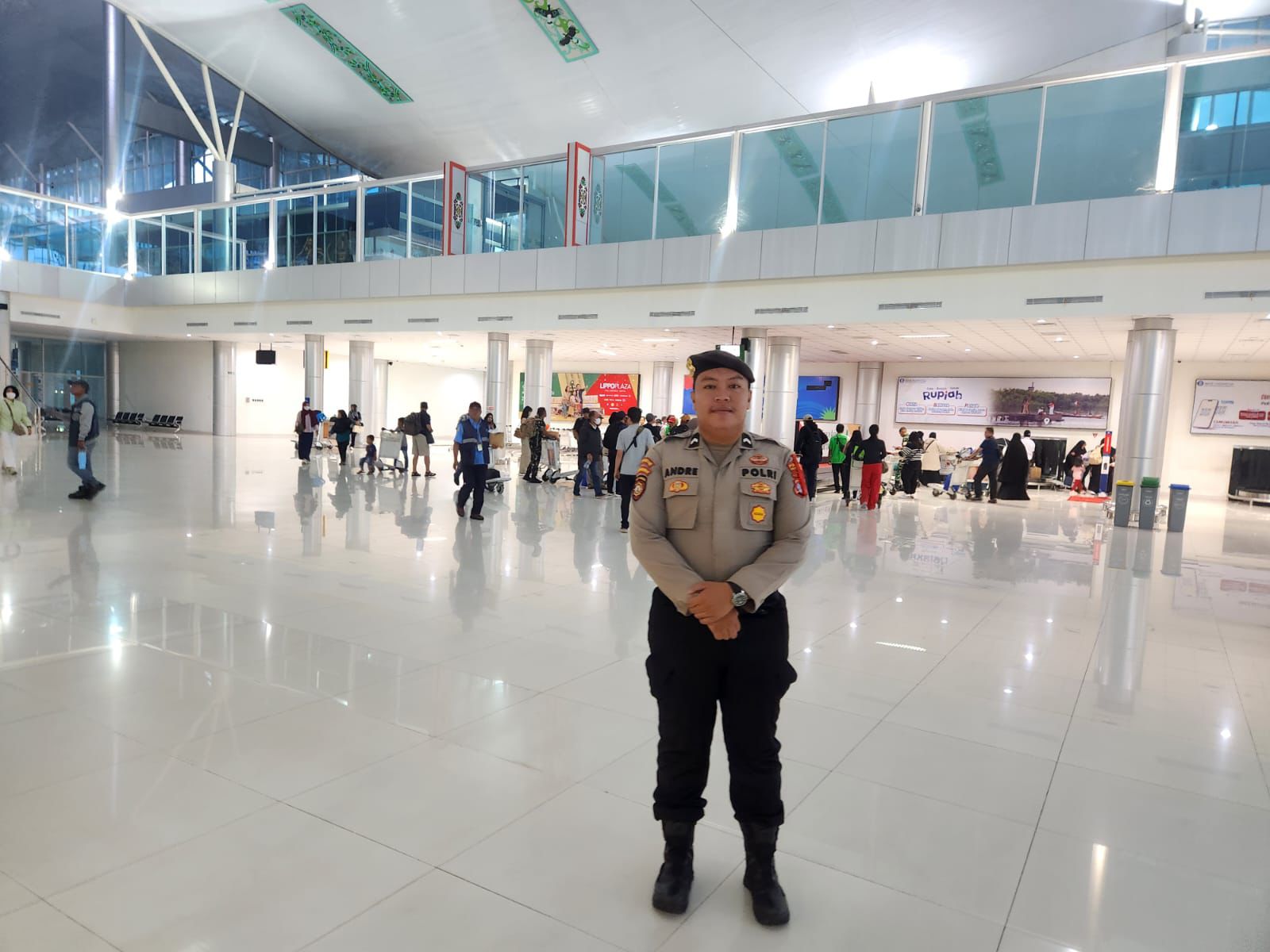 Di Area Bandara Tjilik Riwut, Satpamobvit Polresta Palangka Raya Lakukan Patroli Jalan Kaki