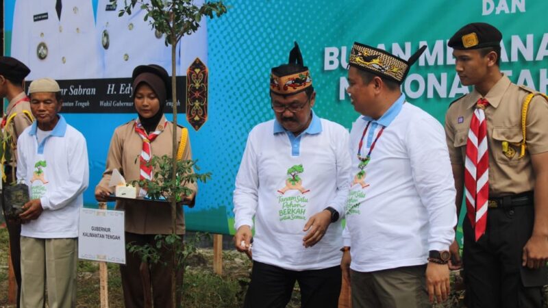 Lewat Penanaman Pohon di SMKN 5 Palangka Raya, Pemprov Kalteng Dorong Kesadaran Lingkungan