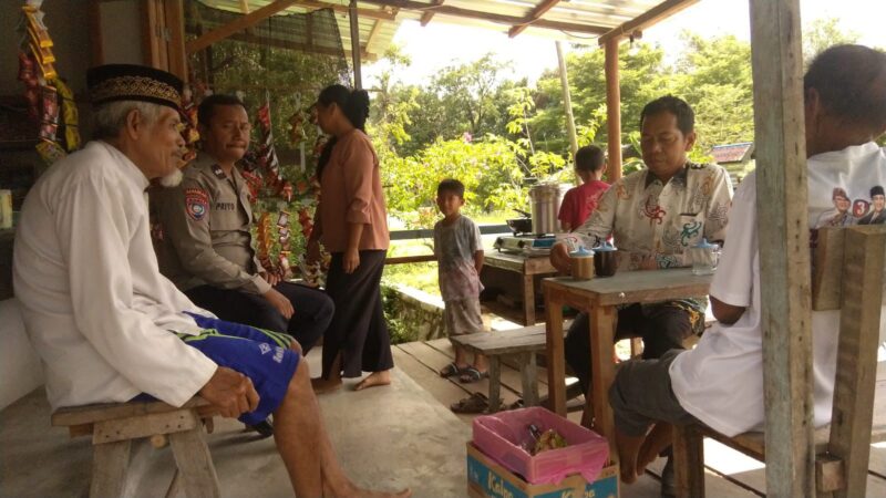 Duduk Bersama Warganya di Marang, Bhabinkamtibmas Polsek Bukit Batu Sampaikan Layanan 110