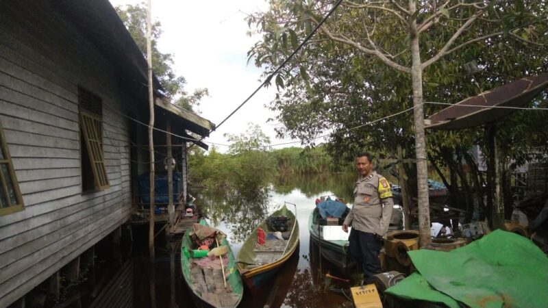 Pantau Dampak Luapan Sungai Rungan, Bhabinkamtibmas Polsek Bukit Batu Lakukan Patroli di Kelurahan Marang