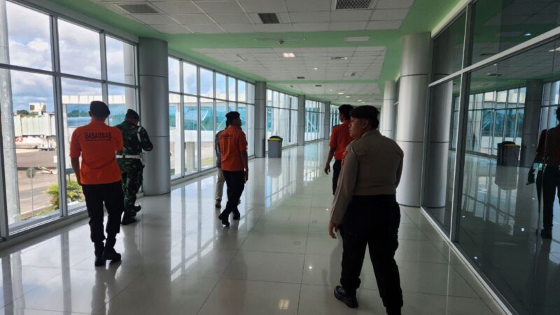 Ketika Libur Tahun Baru, Personel Satpamobvit Polresta Palangka Raya dengan Humanis Amankan Aktivitas di Bandara Tjilik Riwut