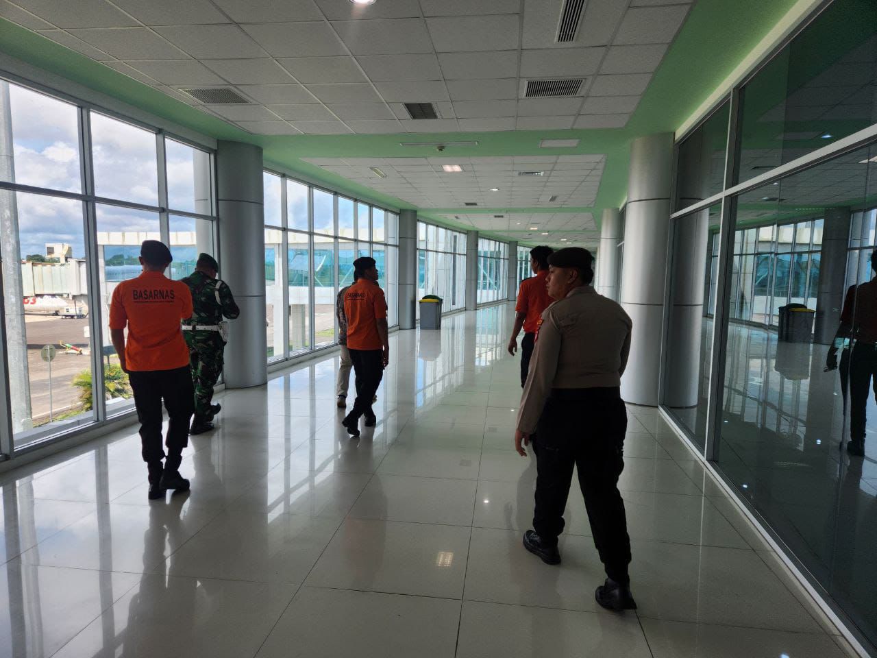 Ketika Libur Tahun Baru, Personel Satpamobvit Polresta Palangka Raya dengan Humanis Amankan Aktivitas di Bandara Tjilik Riwut