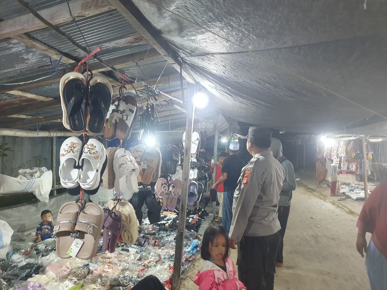 Usai Tinjau Kamtibmas di SPBU, Patroli Polsek Rakumpit Kunjungi Pasar Rakyat Takaras