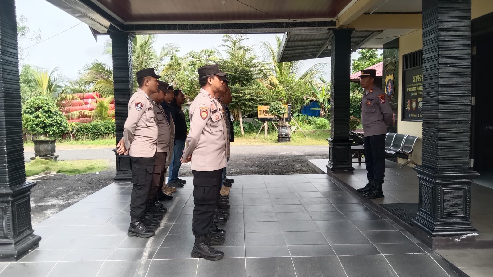 Kapolsek Rakumpit Tekankan Disiplin dan Profesionalisme Personel Saat Apel Pagi