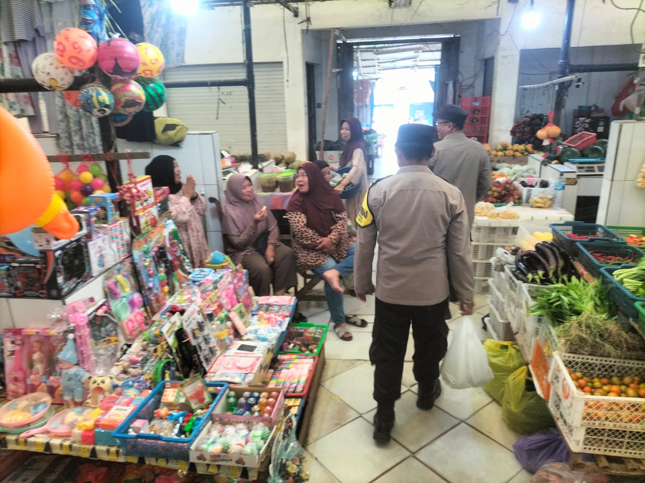 Polri untuk Masyarakat, Polsek Bukit Batu Laksanakan Patroli di Pasar Rakyat Tangkiling