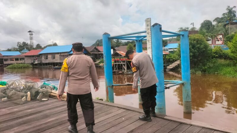 Antisipasi Banjir, Polsek Bukit Batu Pantau Debit Air Sungai Rungan di Tangkiling