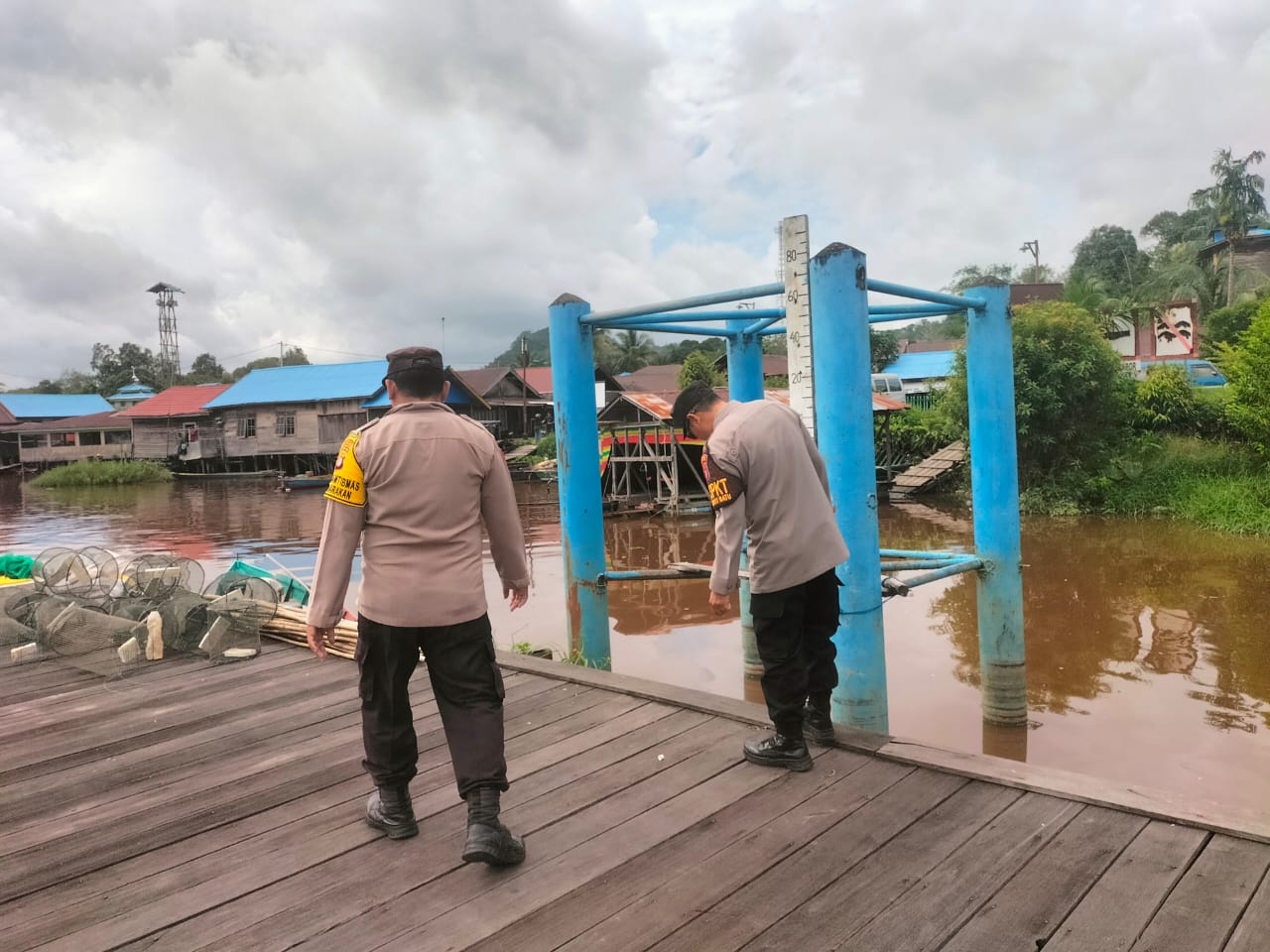 Antisipasi Banjir, Polsek Bukit Batu Pantau Debit Air Sungai Rungan di Tangkiling