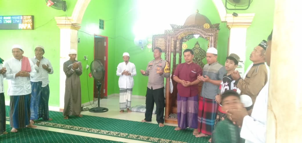 Usai Sholat Jumat, Bhabinkamtibmas Petuk Barunai Gelar Safari Kamtibmas di Masjid Al-Muhajirin