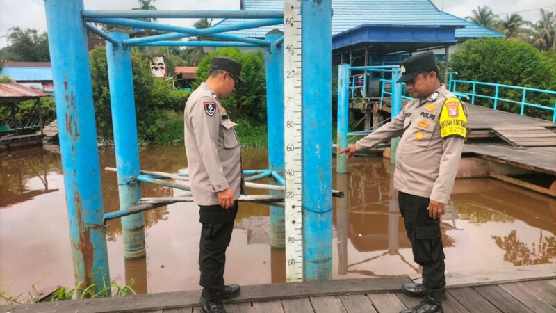 Pantau Kenaikan Debit Air Sungai Rungan, Polsek Bukit Batu Imbau Warga Tetap Waspada