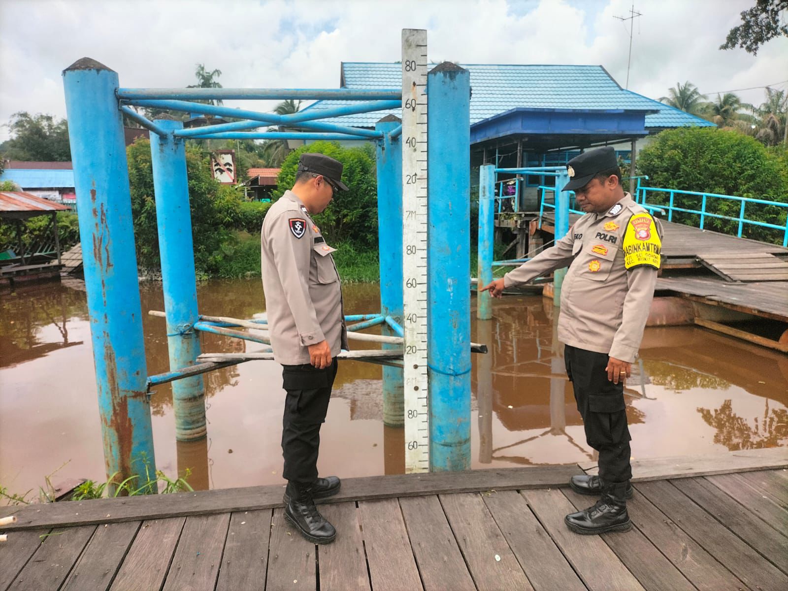 Pantau Kenaikan Debit Air Sungai Rungan, Polsek Bukit Batu Imbau Warga Tetap Waspada