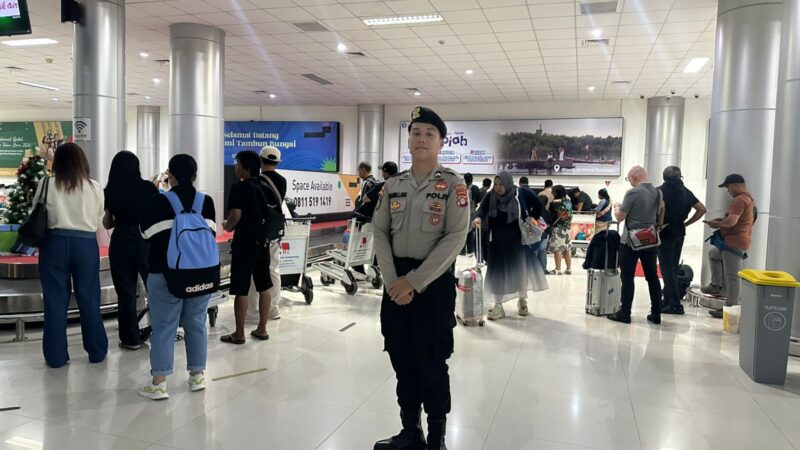 Personel Satpamobvit Polresta Palangka Raya Pantau Arus Transportasi di Area Bandara Tjilik Riwut